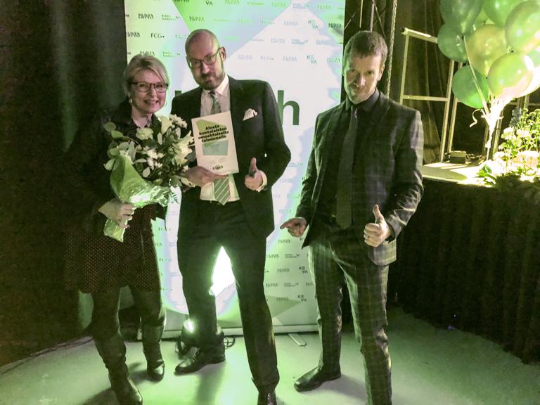 Desperado Desings -tiimi, Sami Ylipihlaja (oik.), Marika Järvinen ja Riku Sirén palkintotilaisuudessa. Kuvasta puuttuu tiimin neljäs jäsen Erno Launo.