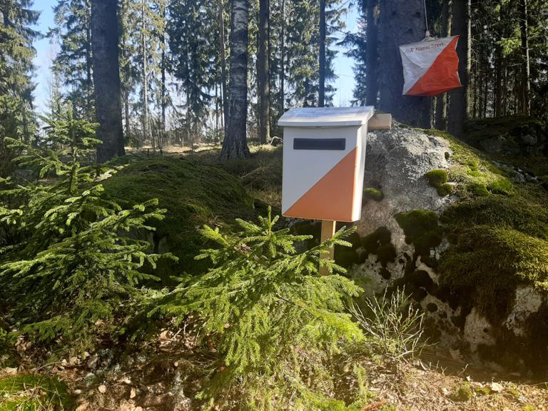 Kun lähtee viikkorasteille, pitää ensin löytää tämä postilaatikko. Laatikosta löytää kartan ja sen päältä ohjeet.