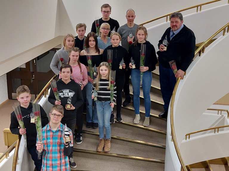 Menestyneet huittislaisurheilijat kuvattiin kaupungintalon portaikoissa, kaikki palkitut eivät olleet paikalla tilaisuudessa. Kuva: Anitta Routakangas