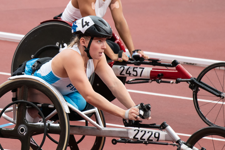 Ratakelaaja Amanda Kotajan hopeamitali tuli Tokiossa ajalla 15,93. Voittajan, kiinalaisen Zhaoquan Zhoun, aika oli 15,90. Kuva: Paralympiakomitea/KIHU