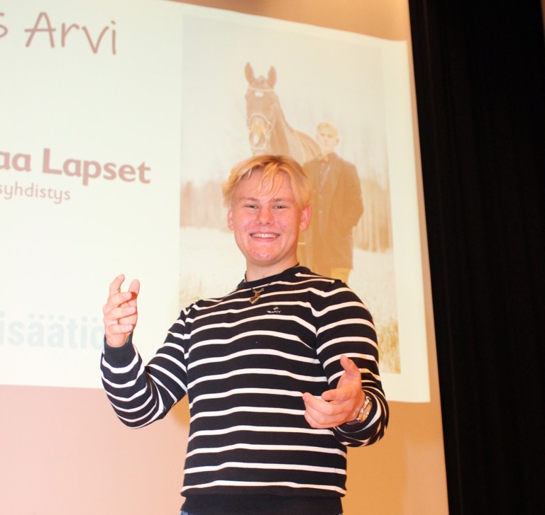 Arvi Martikainen tiesi jo 8-vuotiaana, että tahtoo Suomen parhaaksi kilparatsastajaksi. Huittisissa hän kannusti toisia nuoria sanomalla, että samaan aikaan hän ymmärsi myös sen, että mitään ei saavuta, ellei itse yritä. Lumenkolaajasta tuli ensin koruyrittäjä ja sitten somesivuilleen mainostilaa myyvä. Sekä kenttäratsastuksen Suomen mestari vuonna 2021. Kuvat; Minna Karru