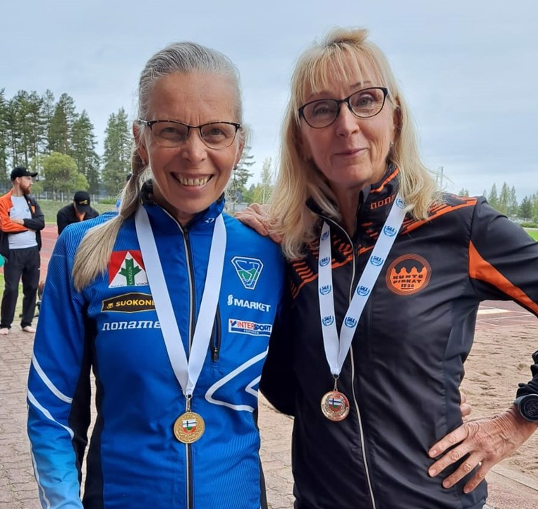 Huittislainen Päivi Mäkelä (oik.) juoksi N60-sarjan kakkoseksi Sirpa Pääkkösen jälkeen. Kuva: Satu Hellsten