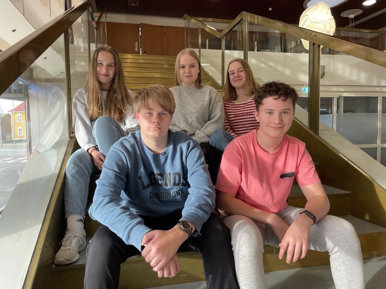 Pellonpuiston koulussa matematiikkakisan parhaita olivat Lauri Heino (edessä vas.), Christian Nieminen, Venla Ruohomaa (takana vas.), Ella Yli-Sipilä ja Maija Syrjälä. Kuva: Sirkka Keuru