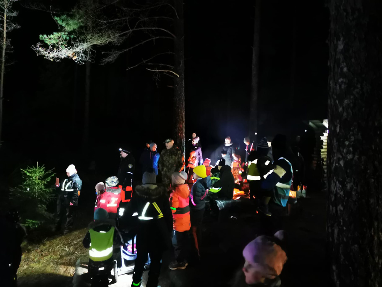 Pimeä metsä -tapahtuman käyskentelijät päätyivät laavulle.