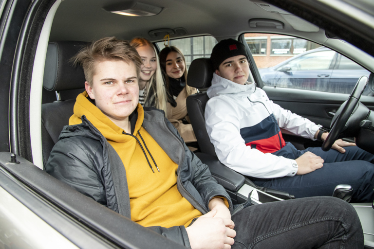 Huittislainen Rasmus Lehtinen on ehtinyt ajaa jo 30 000 kilometriä saatuaan ajokortin vuosi sitten. Kyydissä olevilla Jere Pirttikoskella, Henna Pihkolla (takana vas.) ja Sofia Bagirovalla ajokokemusta oikealla autolla on vasta muutama kuukausi. Huittisten liikenne on tullut tutuksi aiemmin jo mopoautolla, skootterilla ja mönkijällä.