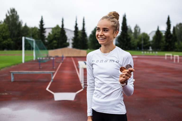 Lotta-Maria Maine oli syystäkin tyytyväinen nuorten SM-kisoista kahmimiinsa yhteen kulta- ja kahteen hopeamitaliin. Kuva: Mikko Perttunen