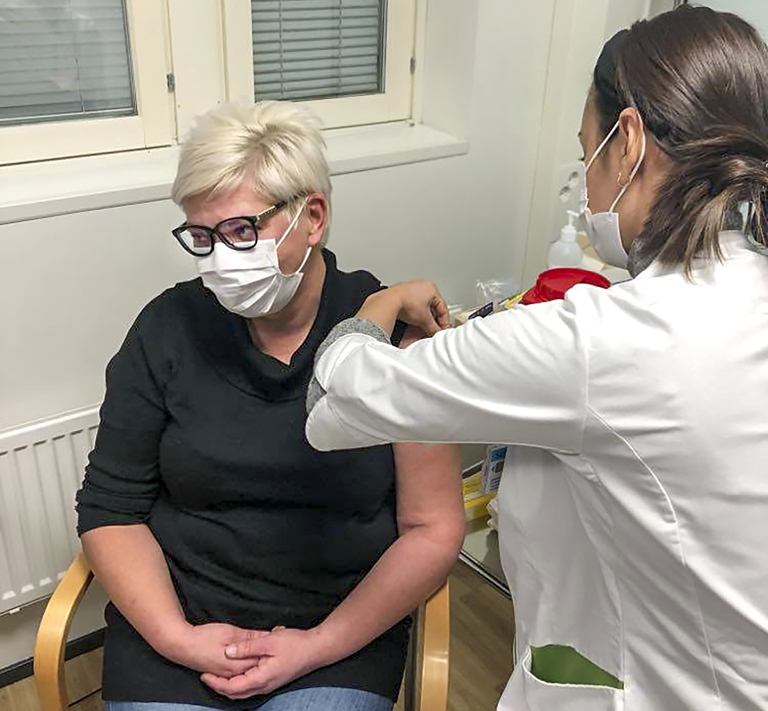 Huittisten perusturvalautakunnan puheenjohtaja Tinja Tähtinen sai koronarokotteen jo viime viikolla työpaikallaan Tampereen yliopistollisessa sairaalassa. Hän työskentelee sairaanhoitajana Acutan tarkkailuosastolla. Rokotteen hänelle antoi Eva Rantanen.