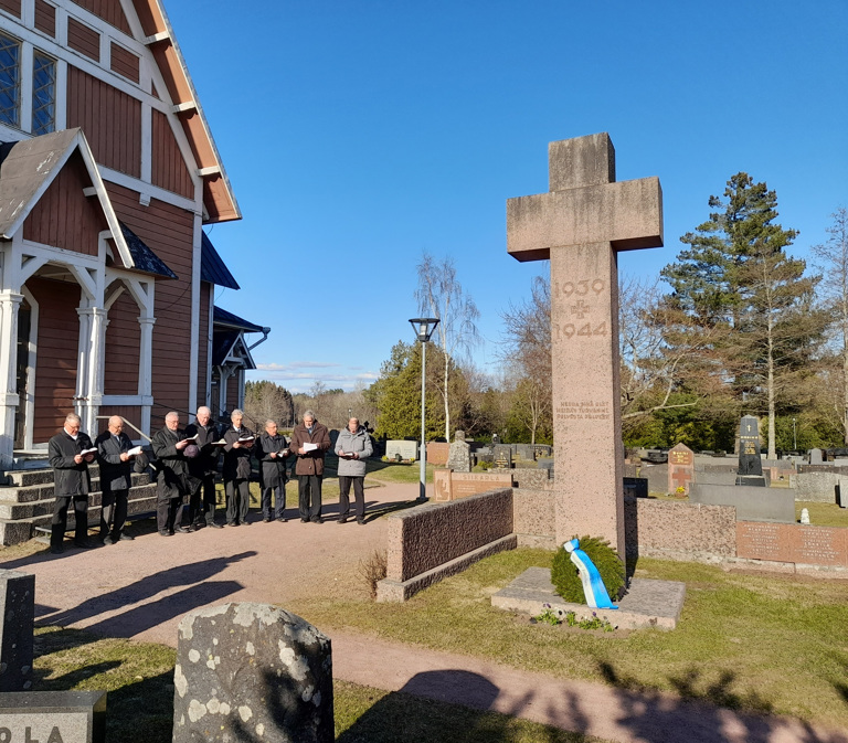Veteraanipäivän kunniaksi Vampulassa laskettiin seppele sankarihaudalle. Kylänmiehet-kuoro lauloi. Kuva: Katri Kulmanen