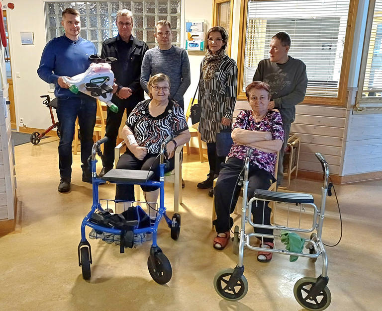 Paikalliset Lions Clubit lahjoittivat Huhkolankodolle polkulaitteen.
Kuvassa laitetta lahjoittamassa 3. marraskuuta LC Huittisen presidentti Juha Suomela (vas.), LC Vampulan rahastonhoitaja Jaakko Koivuniemi, LC Lauttakylän presidentti Matti Tuominen ja LC Huittinen/Gerdan presidentti Helena Brunnila. Yksikön asukkaista kuvassa ovat Merja Heikkilä, Helena Hujo sekä Antti Paasikivi.
–Huhkolankoto kiittää Leijonia upeasta lahjoituksesta, kiittää kuvan ottanut ohjaaja Tiia Sjöblom ryhmäkodin väen puolesta.