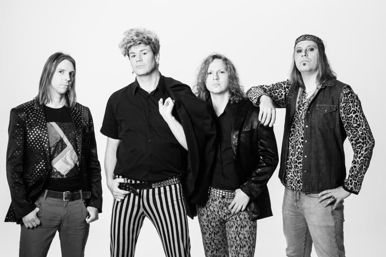 Simo Pirttimaa kitaristina, Matti Mikkonen Olli Lindholmina, Erik Kraemer Jussi Hakulisena ja Simo Stenman rummuissa.