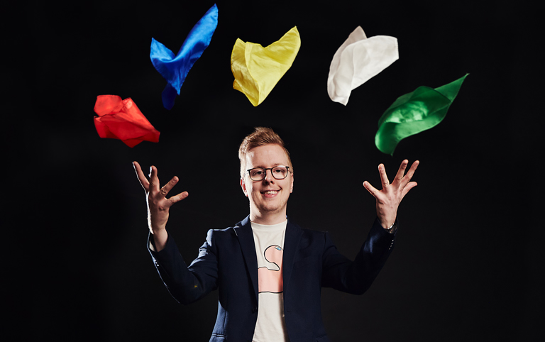 Taikuri Joni Suvanto esiintyy Pelastakaa Lasten synttäreillä Huittisissa.