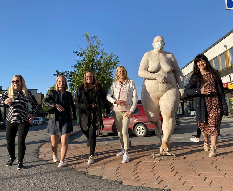 Tuija Jurvanen (vas.), Irina Laine, Reetta Laine, Arja Virta ja Sari Suoniemi viihtyivät Huittisissa ja sen kylissä mainiosti vieraillessaan Huittisten kylissä ja keskustassa citymaalaisuus-hankkeen kutsumana keväällä 2021. Arkistokuva: Jenni Levävaara