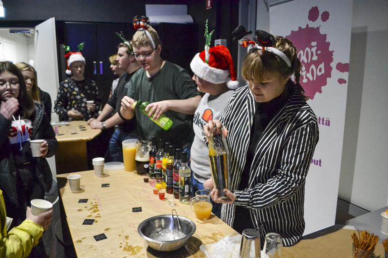 Mocktail-baari oli avajaisten vetonaula. Alkoholittomia juomasekoituksia tekivät nuorisovaltuuston jäsenet Leevi Viljanen (vas.), Tuukka Välimaa ja Anni Mauriala.