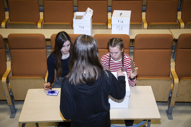 Huittisten tämän vuoden nuorisovaltuusto valittiin vaaleilla marraskuussa. Pellonpuiston koulussa vaalitoimitsijoina Ninette Jäntti (vas.) ja Siiri Mäkelä. Kuva: Mikko Perttunen