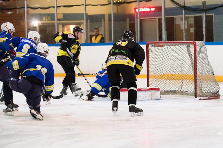 Yllätyshyökkääjä Antti Nurminen tehokkaana, kiekko maalissa, tilanteeksi 4–1.