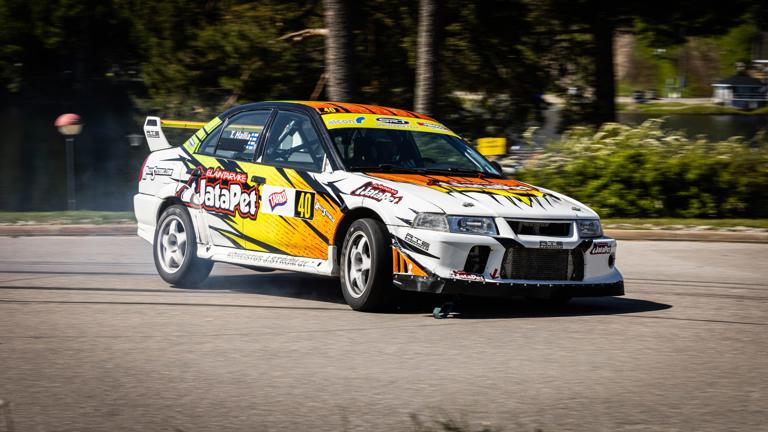 Rallisprintin SM-pistetilanne on kutkuttavan tiukka. Nelivetoisten kärjessä ajavalla
Tuukka Hallialla on kuitenkin lähes 10 pisteen johtoasema. Tahkolla SM-rallisprintin osakilpailu ajettiin asfaltilla. Kuva Janette Taskinen / AKK