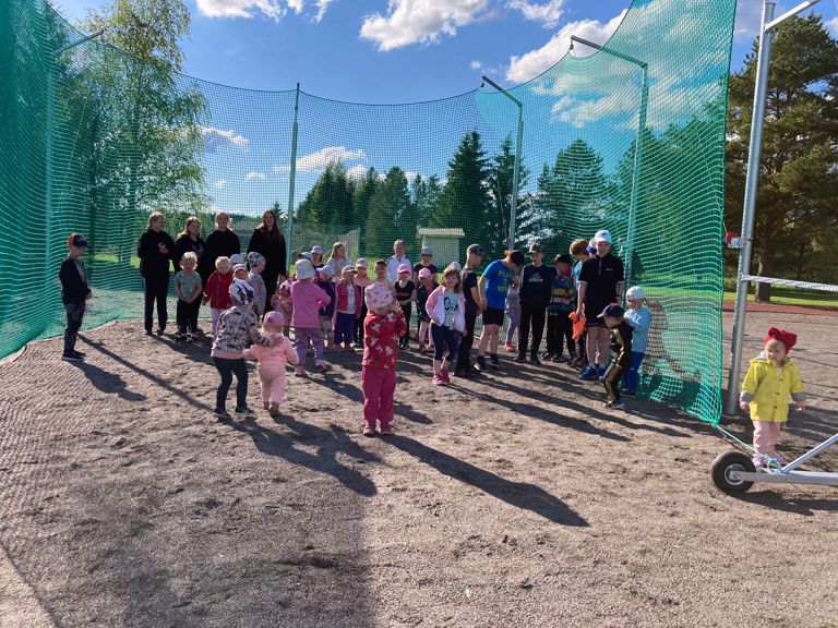 Kauden ensimmäisiin keskiviikkokisoihin osallistui 42 kilpailijaa.