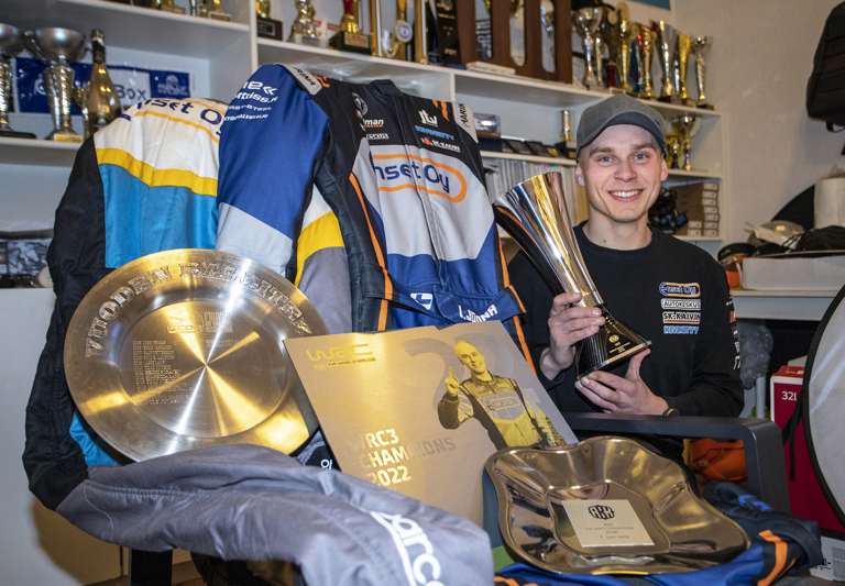 Keikyäläisen Lauri Joonan WRC3-luokan kisakausi päättyi komeaan MM-kultaan. Voittopokaalin hän sai FIA:n palkintojuhlissa Italian Bolognassa viikko sitten. Joonaa ovat palkinneet myös oma seura, Sastamalan Autourheilijat kuin AKK, joka ojensi Joonalle Vuoden ralliteko -kiertopalkinnon. Kuva: Sari Mäkelä